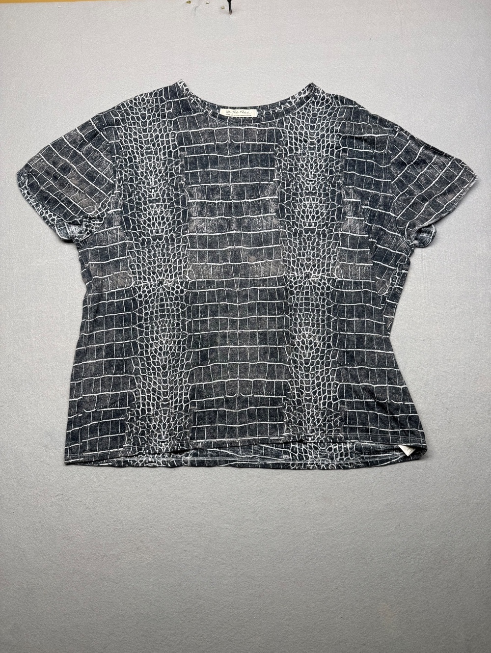 We The Free T-Shirt Women Large Black Crocodile Print